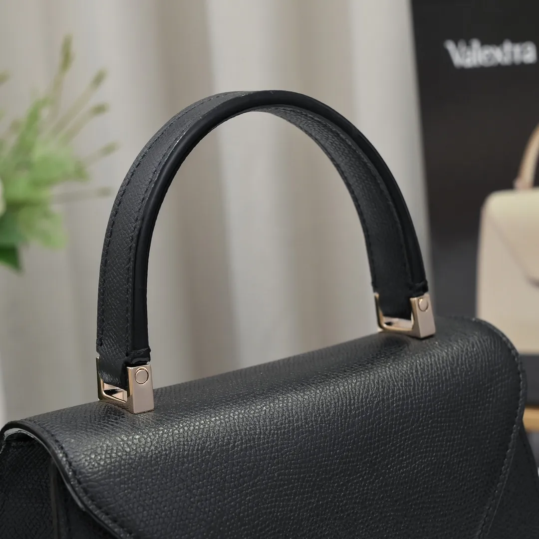 Valextra, the name of Italy's beloved horse, Iside is Val. One of extra's most iconic designs. There is no obvious logo, but the simple collective line design is very recognizable, full of architectural art, and shows a capable and intellectual style. It is made of imported palm-print lining cowhide, with up to five stitches of handwork, and the shiny oil edges test the skill of the craftsman. Small size: 22cm model 6627-1#